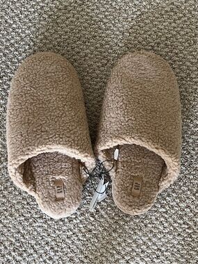 GAP Cozy Teddy Sherpa Slippers in Light Brown